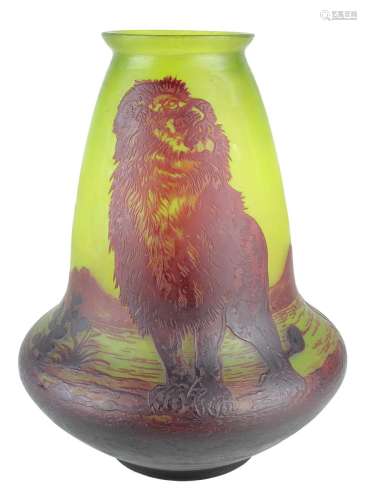 Deveau Art Déco Vase mit Löwenmotiv, Pantin / Seine 1925-30, breiter Klarglaskorpus mit dickem Hals,