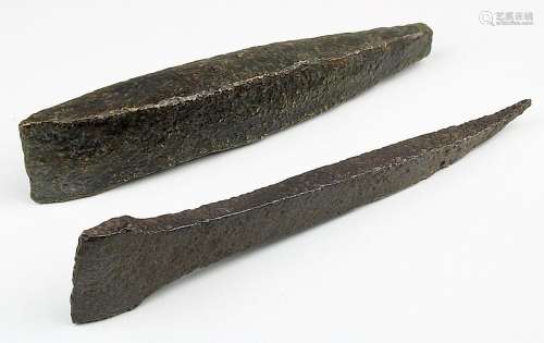 2 Beilklingen aus Bronze bzw. Eisen, wohl Bronzezeit ca. 2200-1000 v. Chr., deutsche Bodenfunde,
