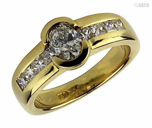 Gelbgold-Brillantring, gepunzt 750, besetzt mit zentralem ovalem Diamant im Brillantschliff, 0,47 ct