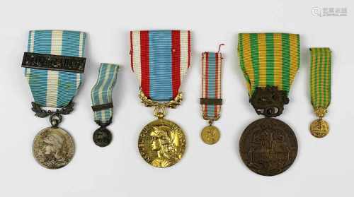 3 Medaillen Frankreich 20. Jh.: Medaille Coloniale mit Spange Extrême Orient, mit Band und Miniatur,