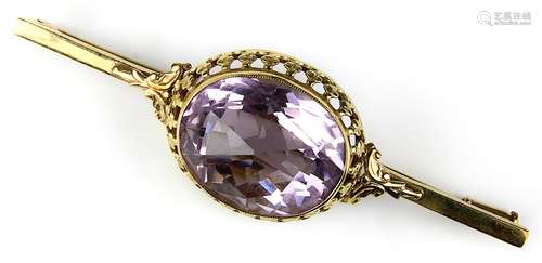 Gelbgold-Brosche mit facettiertem Amethyst, deutsch um 1950, gepunzt Handarbeit 333, L 7 cm, B 2,2