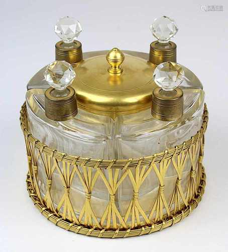 CHRISTOFLE Ménage à quatre Parfum-Set, Paris um 1900, feuervergoldete Messingmontur, Galerie aus