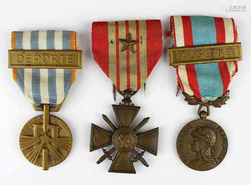 Drei Orden bzw. Medaillen, Frankreich 1939 - 1950: Croix de Guerre 1939, Bronze, an Band mit