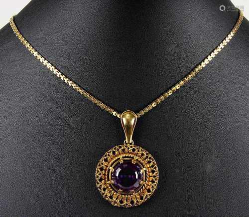 Gelbgold-Amethystanhänger mit Kette, deutsch um 1950, handgearbeiteter runder Anhänger aus 750er