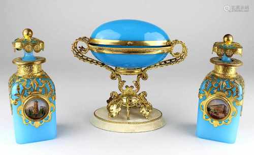 Opalin Toilettengarnitur, Frankreich um 1860, zwei Flakons und eine Glasdose, aus blauem Opalinglas,