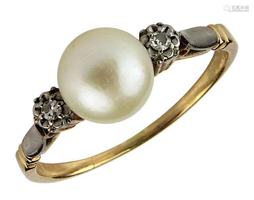 Damenring mit Perle und zwei Diamanten, Frankreich um 1950, Bicolor-Ringschiene aus 18-karätigem