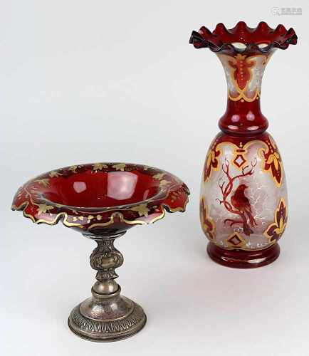 Vase u. Fußschale mit rot gebeiztem Glas, deutsch 19. Jh., Vase in Balusterform, Aufsatzschale mit