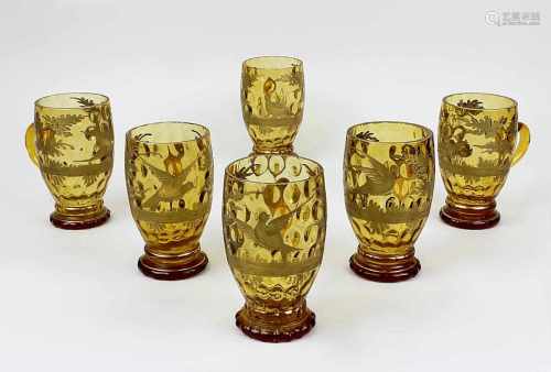 Sechs Bechergläser, wohl Böhmen, 2.H.19.Jh., bernsteinfarbenes Glas, Innenwandung durchzogen mit
