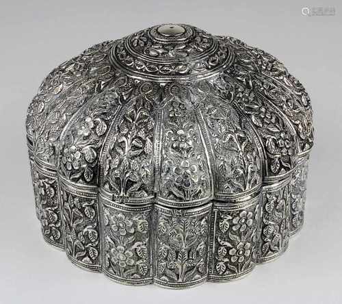 Deckeldose aus Silber, wohl Persien, 1. H. 20. Jh., getrieben, mit reichem Floral- u. Ornamentdekor,