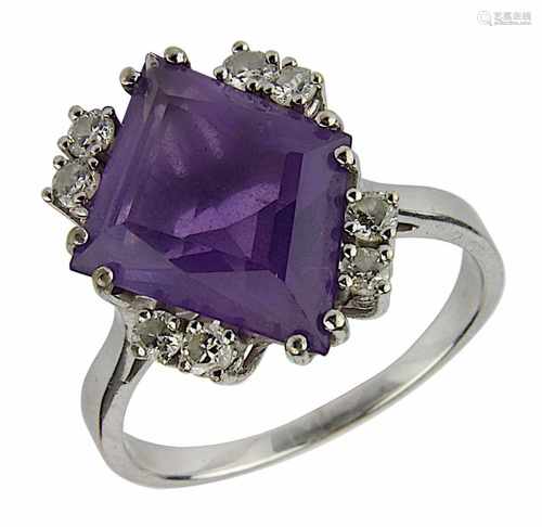 Weißgold-Ring mit Amethyst und Brillanten, deutsch um 1970, 585 Weißgold-Ringschiene rhodiniert,