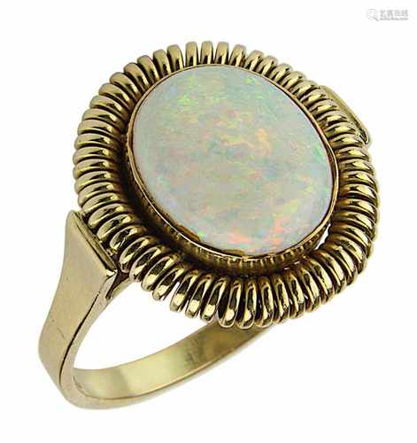 Gelbgold-Ring mit Opal, handgefertigte Ringschiene aus 585er Gelbgold gepunzt, Ringkopf mit ovalem