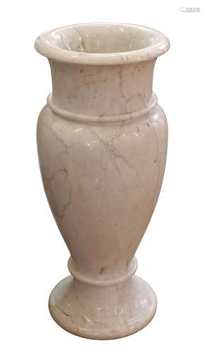 Große Carrara-Marmorvase, Italien um 1970, aus einem Stück Marmor gearbeitet und poliert, Höhe 64