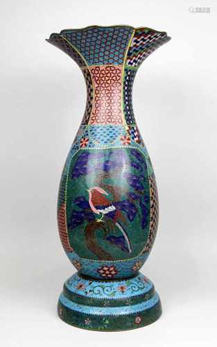 Große Cloisonné-Vase, China 19.Jh. Kupferkorpus mit angesetztem Fuß, Wandung mit polychromem