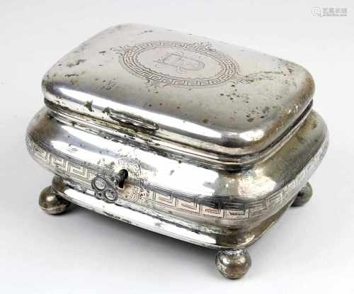 Zuckerdose aus 750er Silber, deutsch Mitte 19. Jh., im Boden gepunzt, auf 4 Ballenfüßen, gebauchte