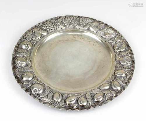 Teller aus 800er Silber, Mitte 20. Jh., glatter Spiegel, Fahne mit reliefiertem Blattwerk- und