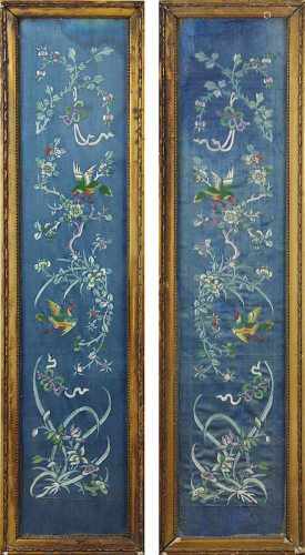 Paar chinesische Seiden-Stickbilder, um 1900, Seide auf Seide, Pflanzen- und Vogelmotive, unter Glas