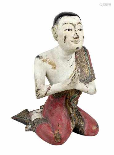 Betender Mönch, Thailand wohl 1. H. 20. Jh., Holz vollrund geschnitzt und farbig gefasst, Gewandsaum