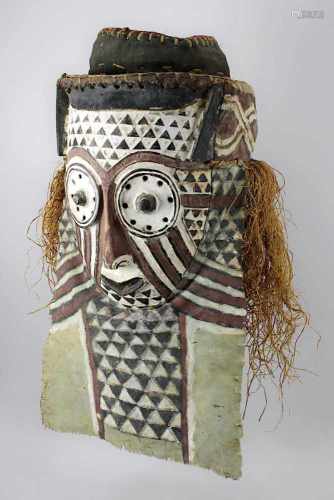 Maske der Kuba, D. R. Kongo, Holz geschnitzt, anthropomorphes Gesicht mit großen Augen, jeweils