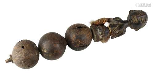 Figural beschnitzte Rassel der Luba, D. R. Kongo, auf einem Holzstab 3 hohle kugelige Früchte mit