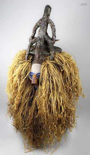 Initiations-Maske kholuka der Yaka, D. R. Kongo, Gesicht aus leichtem Holz geschnitzt und mit