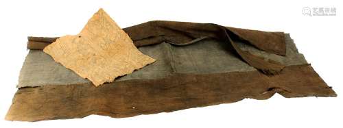 Seltenes großes Wickeltuch und kleineres Tuch aus Rindenstoff sowie Kamm, Batwa, Ruanda: