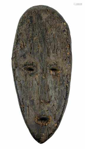 Dekorative Maske der Lega, D. R. Kongo, helles leichtes Holz dunkel patiniert, Vorder- wie Rückseite