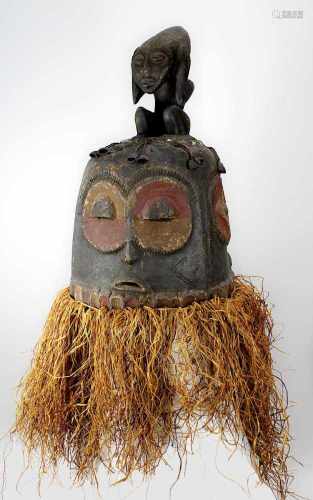 Dreigesichtige Helmmaske kalunga, Bembe, D. R. Kongo, schweres Holz geschnitzt, umlaufend mit 3