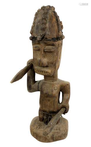 Dekorative Kriegerfigur mit Lanze und Keule, D. R. Kongo, Holz geschnitzt, Figur mit übergroßem