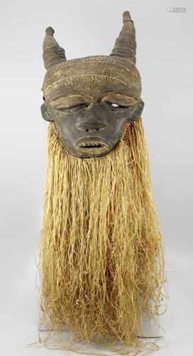Maske der Pende, D. R. Kongo, Holz geschnitzt, dunkel gefärbt, partiell mit Kaolin gefärbt,