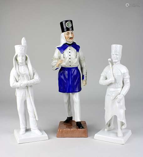 Drei Porzellan-Bergmänner aus Dresden, bestehend aus einer farbig bemalten Figur der Firma Dresden