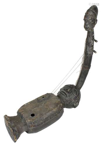 Bogenharfe kundi der Mangbetu, D. R. Kongo, Holz geschnitzt und dunkel patiniert, Körper in