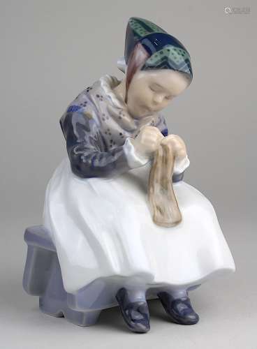 Strickendes Mädchen, Porzellanfigur Royal Copenhagen, Dänemark M. 20. Jh., farbig staffiert, auf