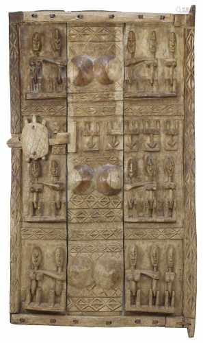 Großer Türflügel der Dogon, Mali, aus 3 schweren Holzplanken zusammengesetzt, oben und unten durch
