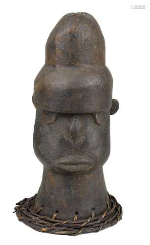 Tanzaufsatz in Form eines anthropomorphen Kopfes, wohl Igbo, Nigeria, Holz geschnitzt und dunkel