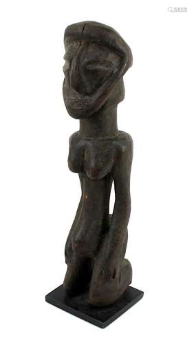 Kniende Figur der Yaka oder Holo, D. R. Kongo, Holz geschnitzt und dunkel gefärbt, stark stilisierte