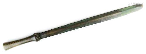 Kurzschwert aus Bronze, wohl Replik nach Vorbild der Bronzezeit, Gesamtlänge 52,5 cm, B 3 cm,
