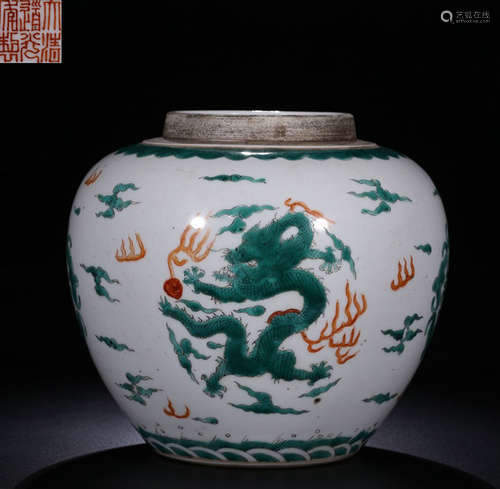 A DOUCAI GLAZE JAR WITH DRAGON PATTERN