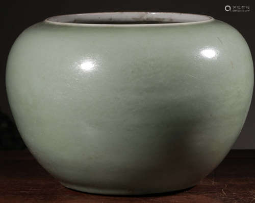 A PEA GREEN GLAZE JAR