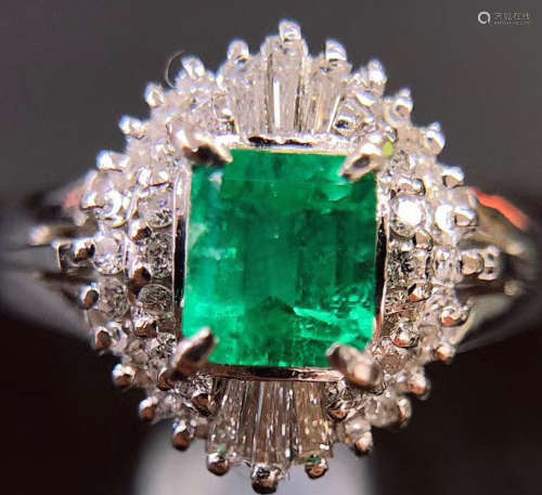 A PT900 EMBEDED EMERALD RING