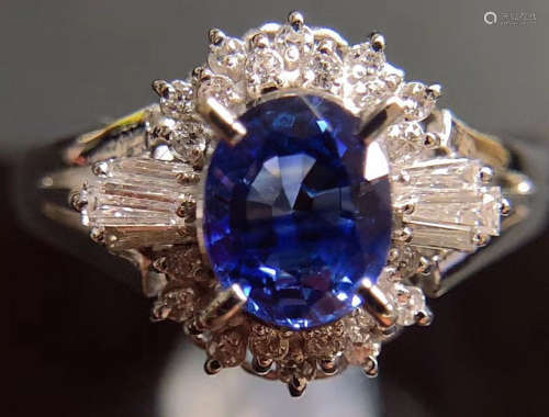A PT900 EMBEDED SAPPHIRE RING