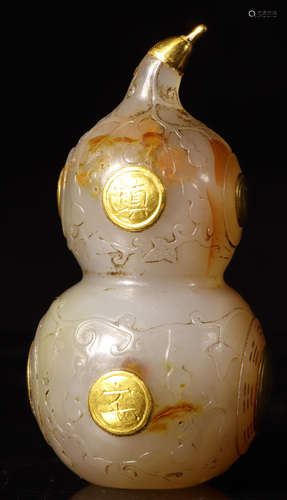 AN AGATE WRAPPED GOLD GOURD SHAPED PENDANT