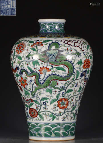 A DOUCAI GLAZE VASE WITH DRAGON PATTERN