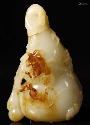 A HETIAN JADE CARVED SNUFF BOTTLE