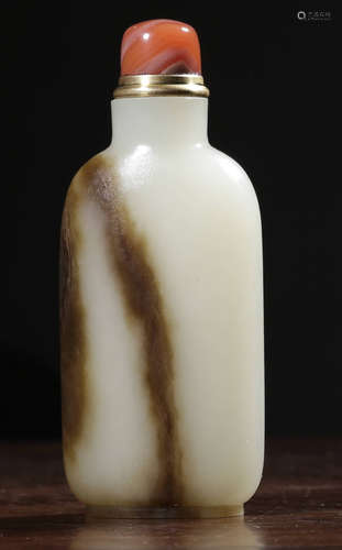 A HETIAN JADE CARVED SNUFF BOTTLE