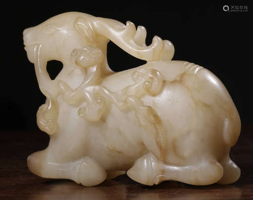 A HETIAN JADE CARVED BEAST SHAPED PENDANT