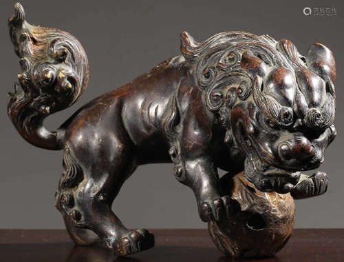 A GILT BRONZE CASTED LION SHAPED ORNAMENT