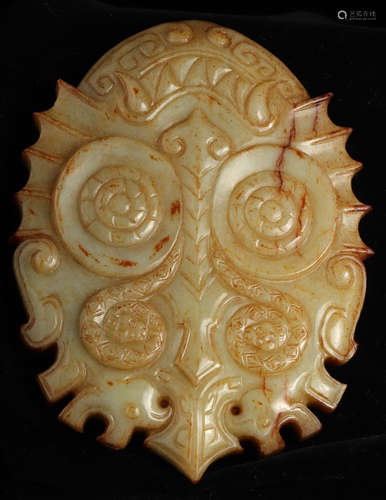 A HETIAN JADE CARVED BEAST PATTERN PENDANT