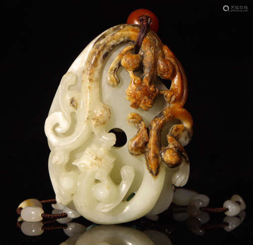 A HETIAN JADE CARVED DRAGON PATTERN PENDANT