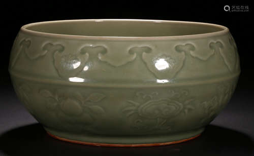 A GREEN GLAZE BRUSH WASHER WITH FLORAL PATTERN