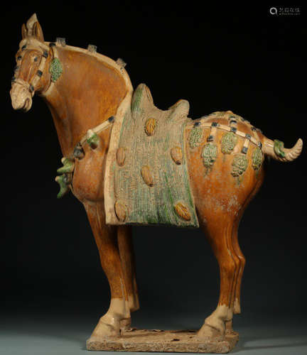 A THREE COLOR GLAZE HORSE SHAPED ORNAMENT